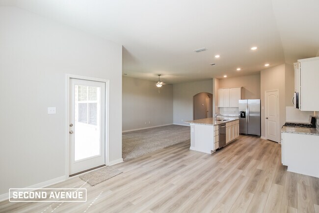 Building Photo - 2105 Meadow Dr