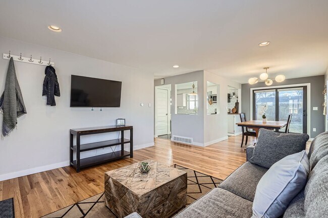 Foto del edificio - Charming, Fully Updated Home with Unique Features!