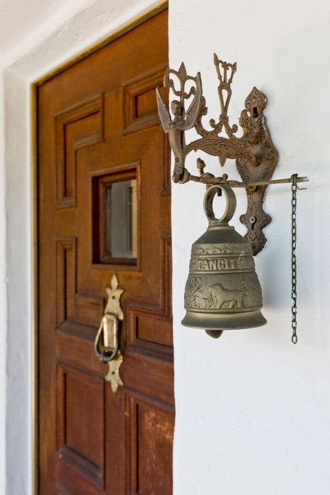 Foto del edificio - Classic Spanish Elegance Steps from Beverl...