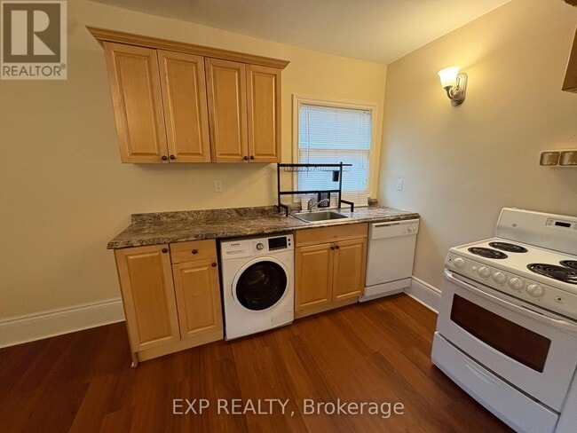 Building Photo - 567 Pearson St