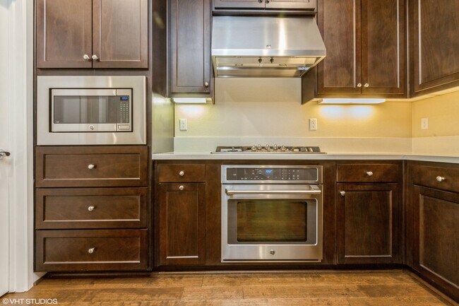 Building Photo - Stunning 3-Bed 2-Bath with Modern Amenitie...