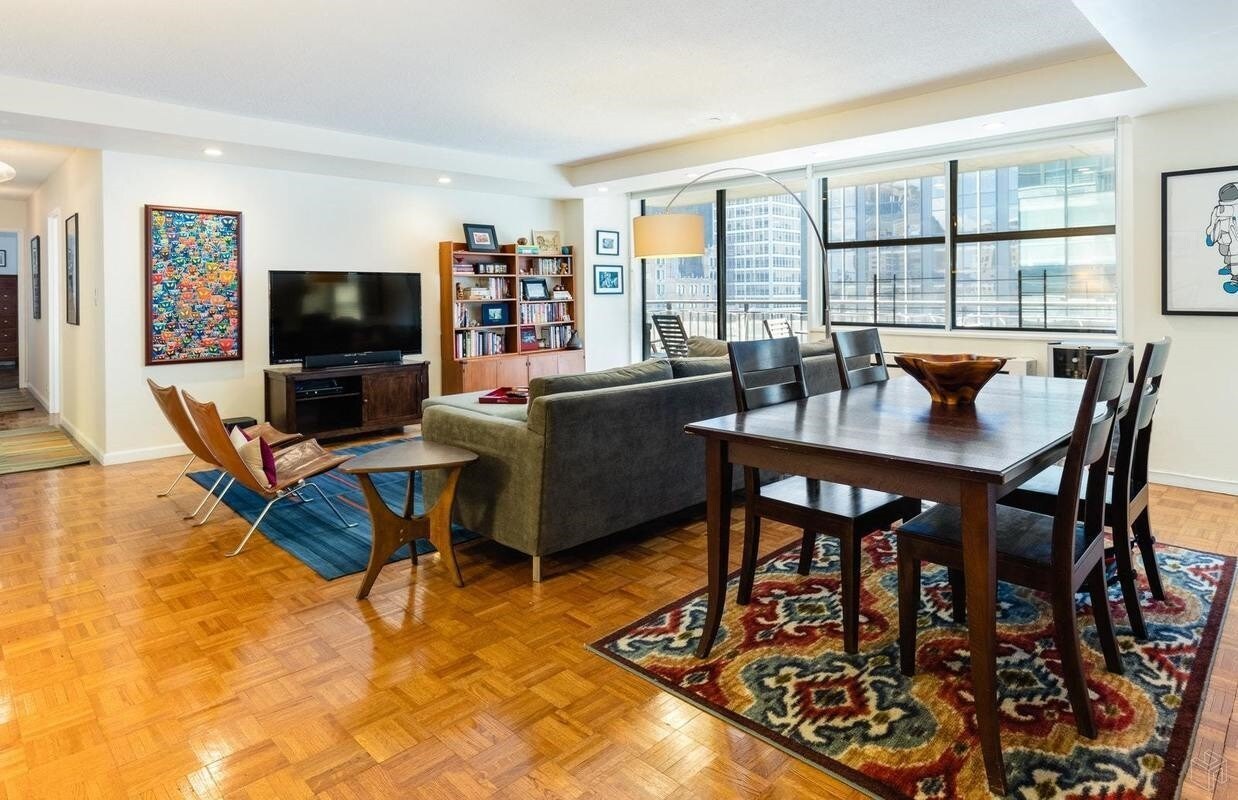 Foto principal - 112 W 56th St