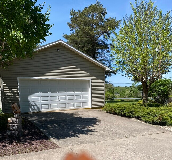 Building Photo - 12 Twin Willows Dr