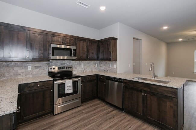 Building Photo - Beautiful Home in Farmington!