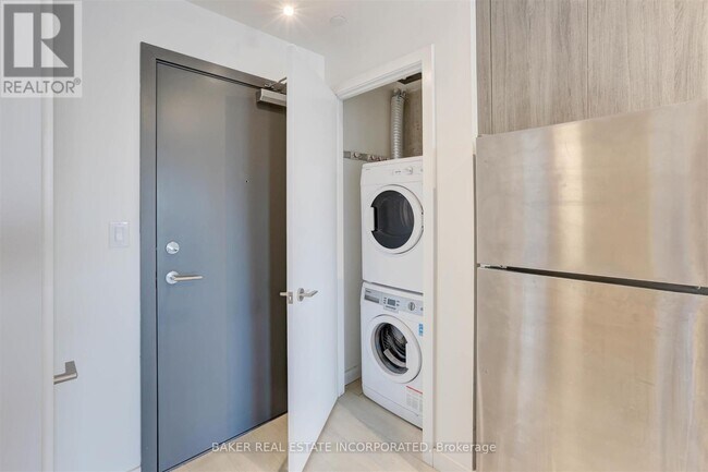 Photo du bâtiment - 246 Logan Ave