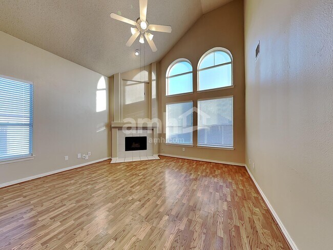 Foto del edificio - 2306 Valley Creek Dr