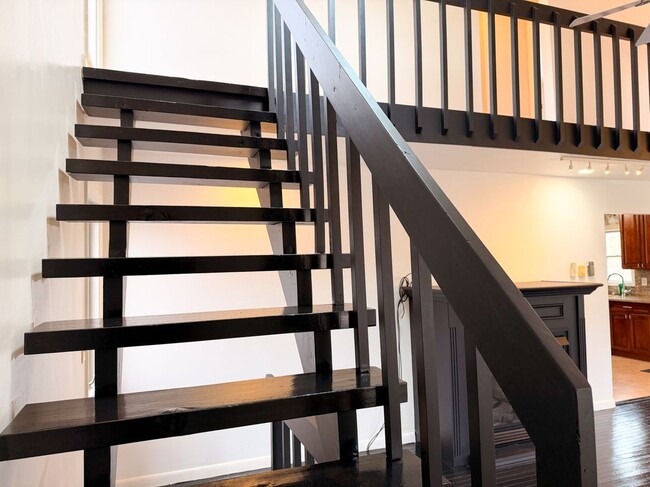 Building Photo - 811 Hickory Ct