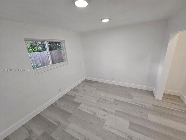 Building Photo - 215 SW 19th Ave