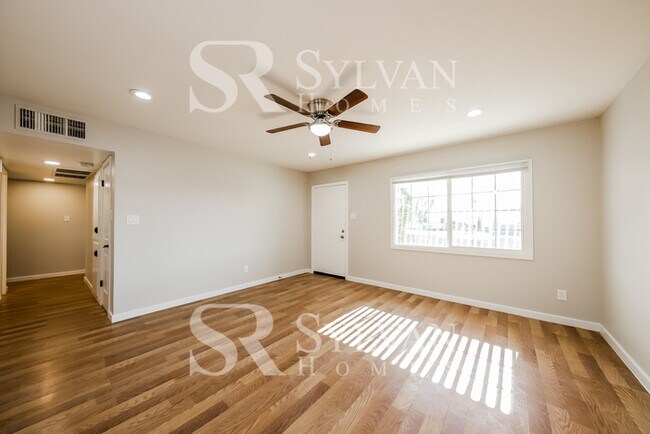 Foto del edificio - This lovely home is ready for your personal touch!