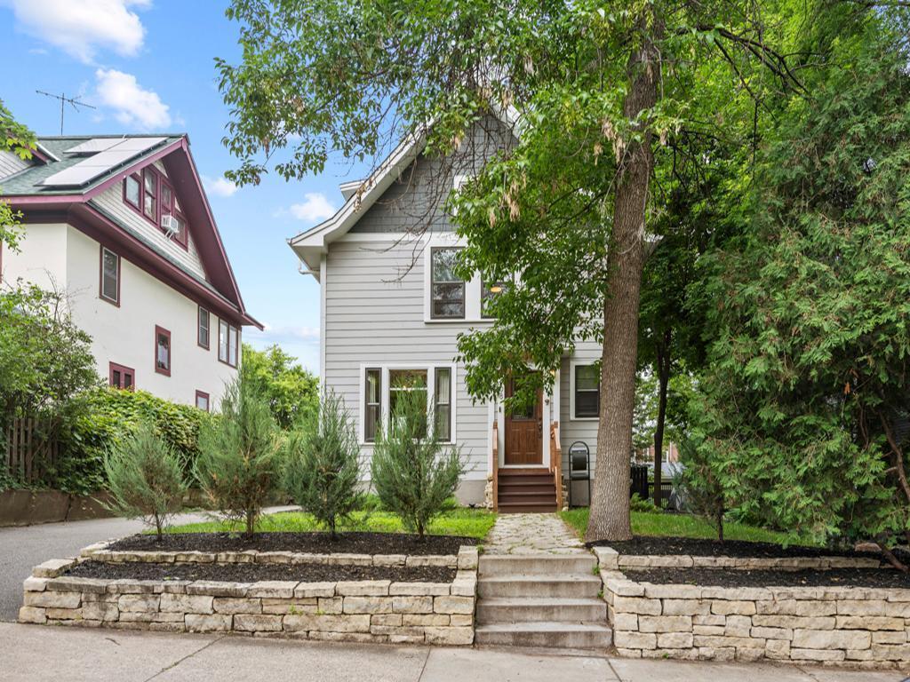 Foto principal - 2408 Grand Ave S
