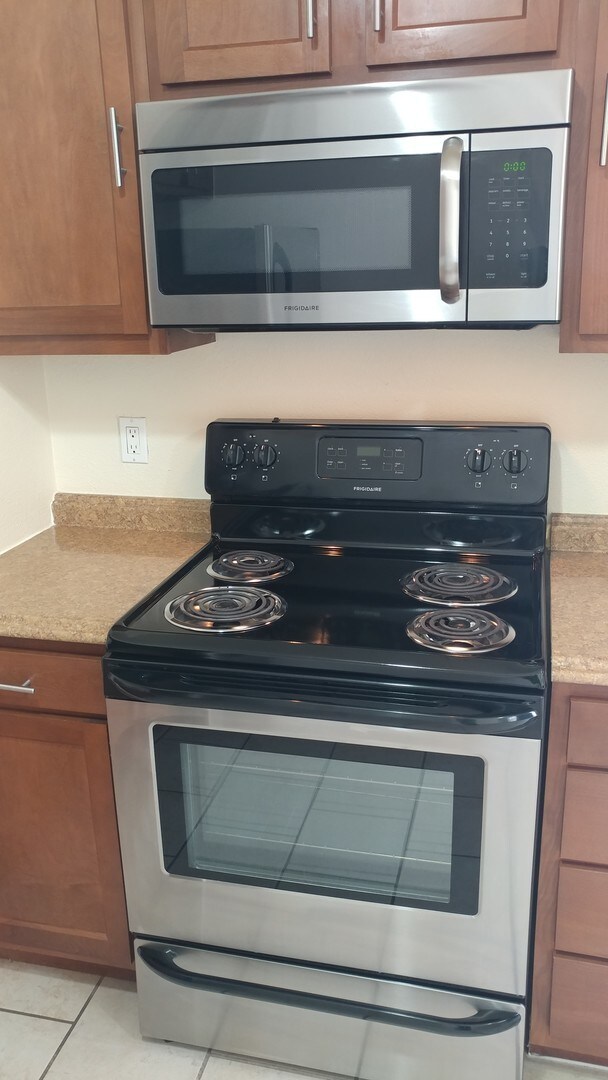 Building Photo - Cozy 2 Bedroom, 1 Bathroom! Available Now!