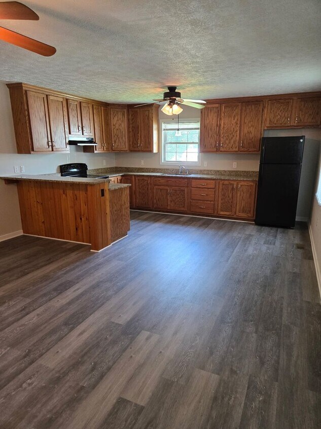 Primary Photo - 2 bed 1 bath Duplex Blackstone-Convenient ...