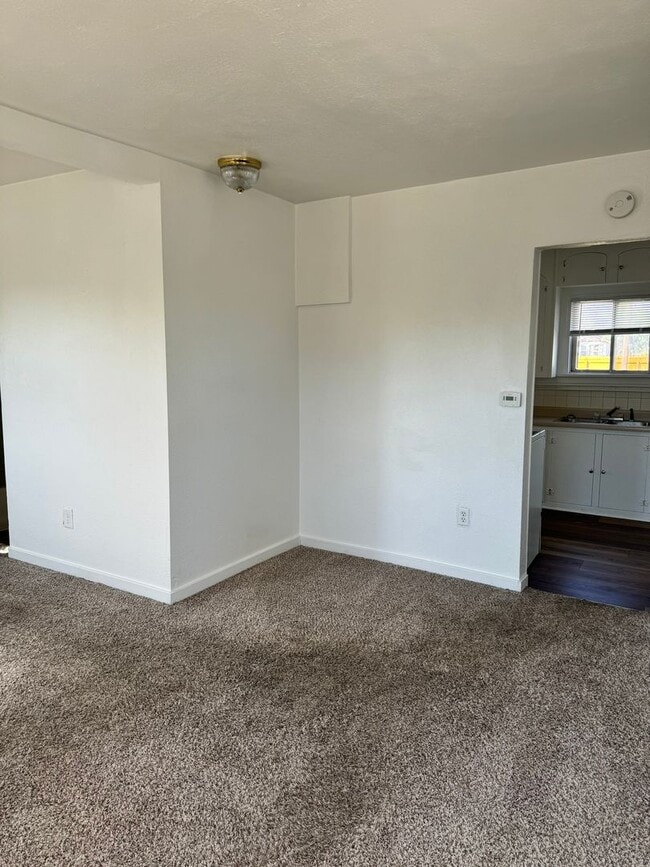 Building Photo - 2114 E 11th St