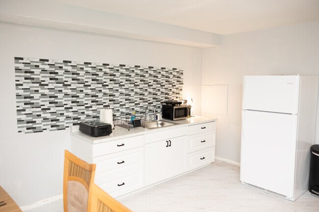 Building Photo - Sapphire Suite | Near NYC & EWR