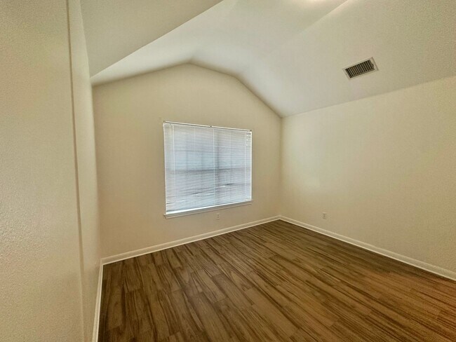 Building Photo - AVAILABLE NOW!!!! NEW-MANAGEMENT