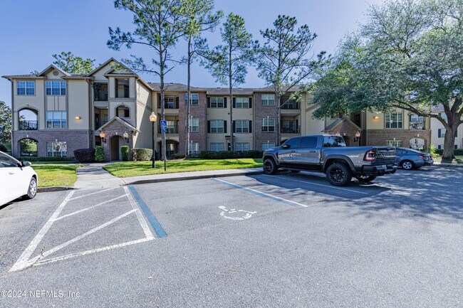 Foto del edificio - 7800 Point Meadows Dr