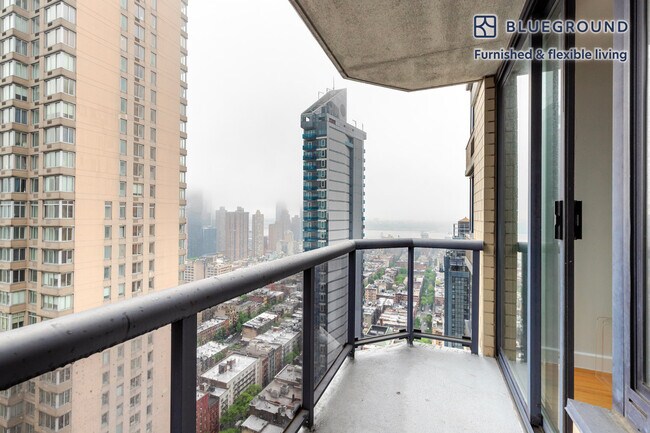 Foto del edificio - 235 W 48th St