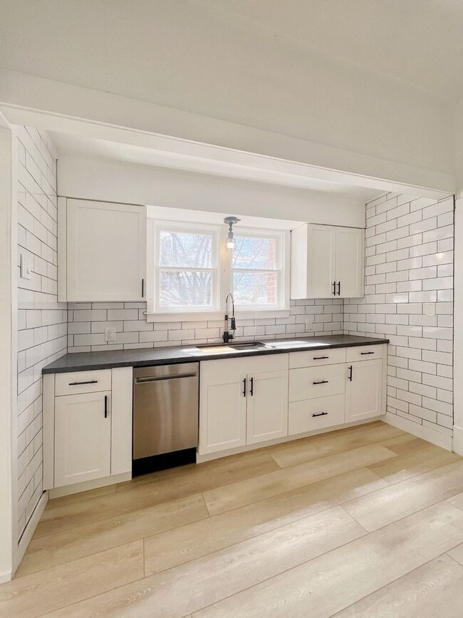 Building Photo - RENOVATED 3 BD Bungalow in MidTown!