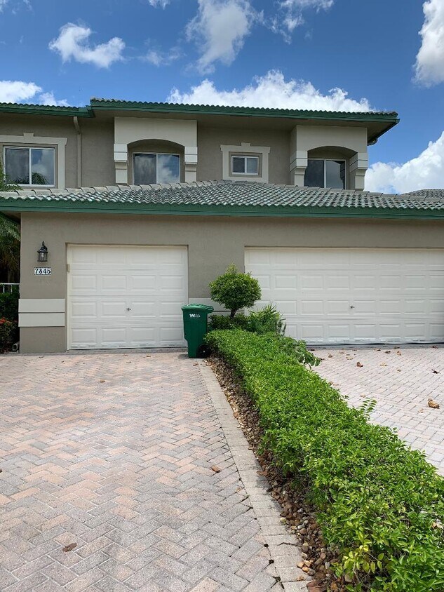 Foto principal - 7845 Exeter Blvd E