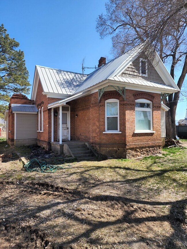 Building Photo - Newly Renovated 4 bedroom with land!