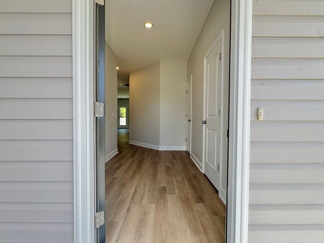 Building Photo - AVAILABLE SEPTEMBER 2025 [PET FRIENDLY]