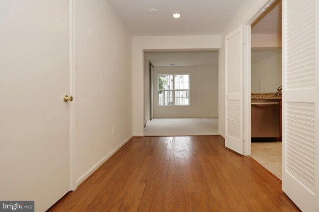 Foto del edificio - 5965 1st Landing Way
