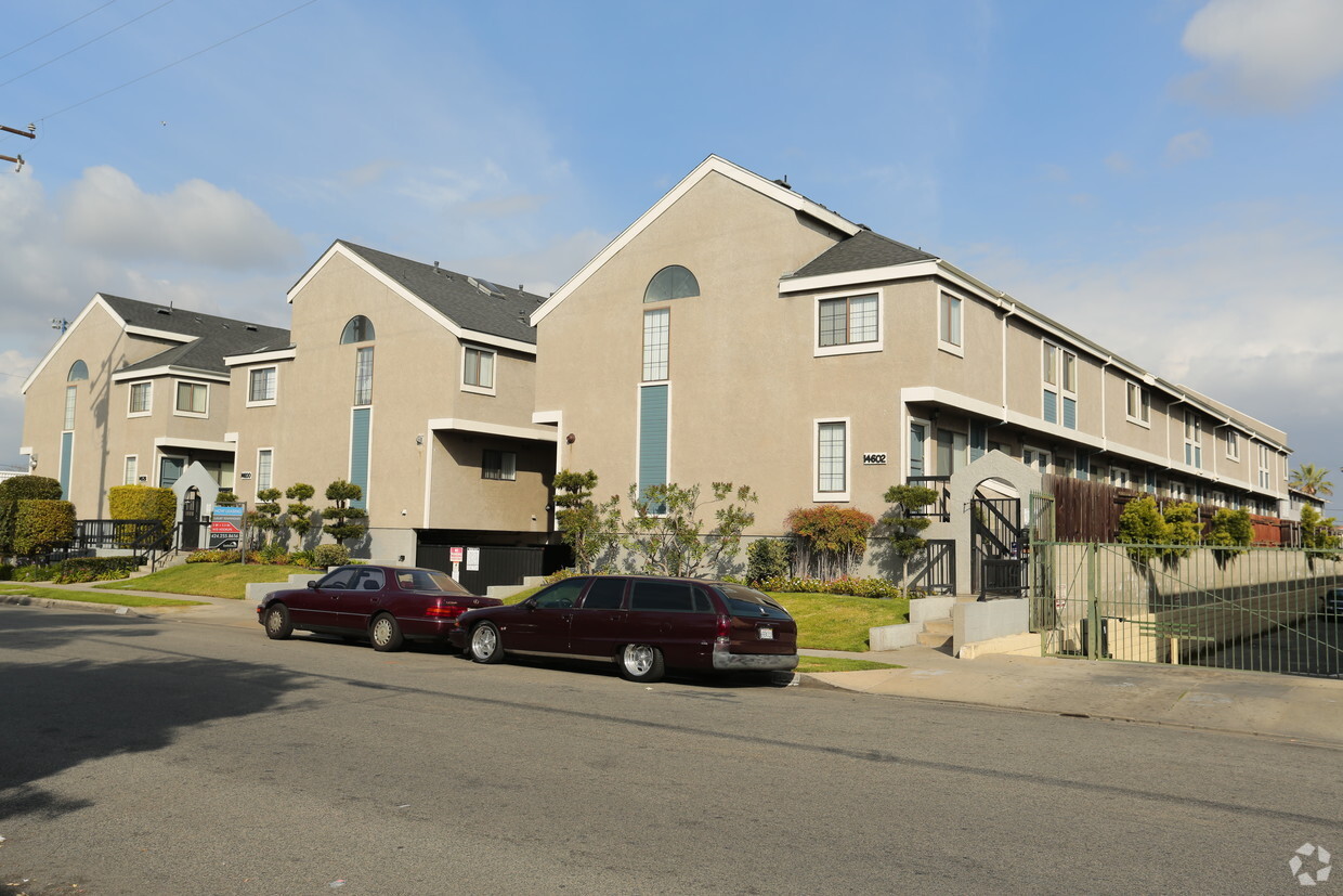 Foto principal - Larch Townhomes