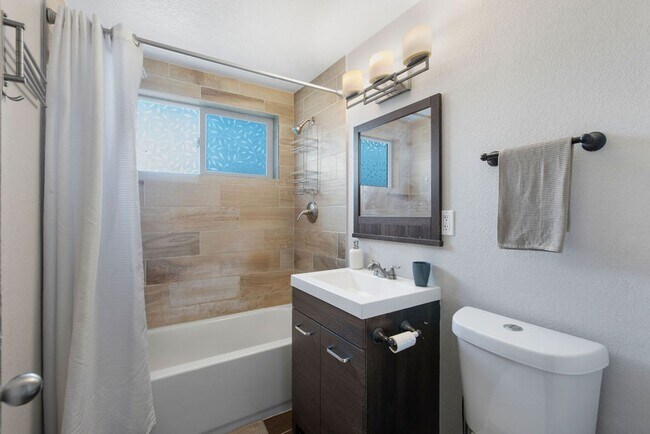 Building Photo - Charming Fully Furnished 1 Bedroom + Offic...