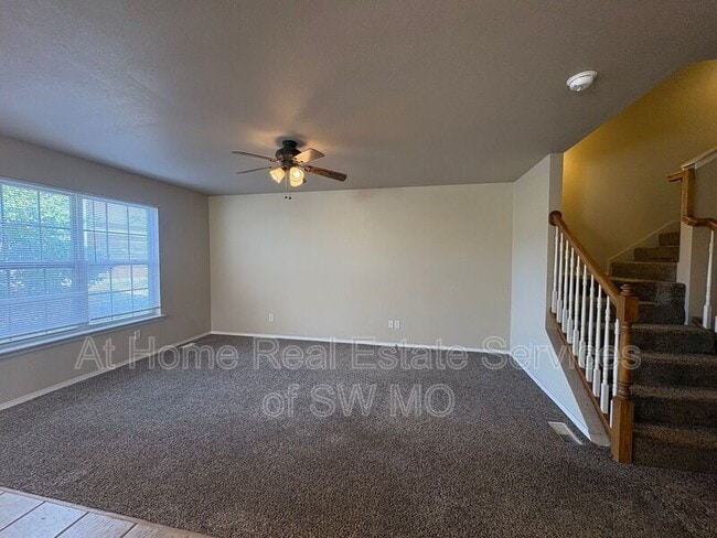 Building Photo - 2315 W Parkview Ave