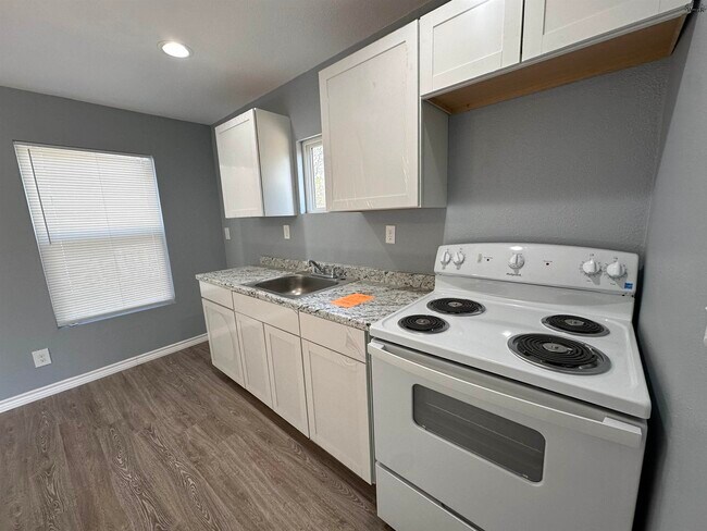 Building Photo - 1512 Kemp Blvd