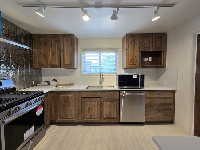 Building Photo - 802 Agua Fria St