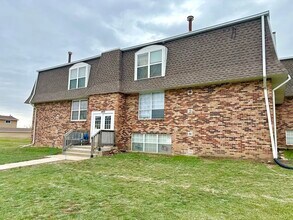 Building Photo - 1450 Meadowview Dr