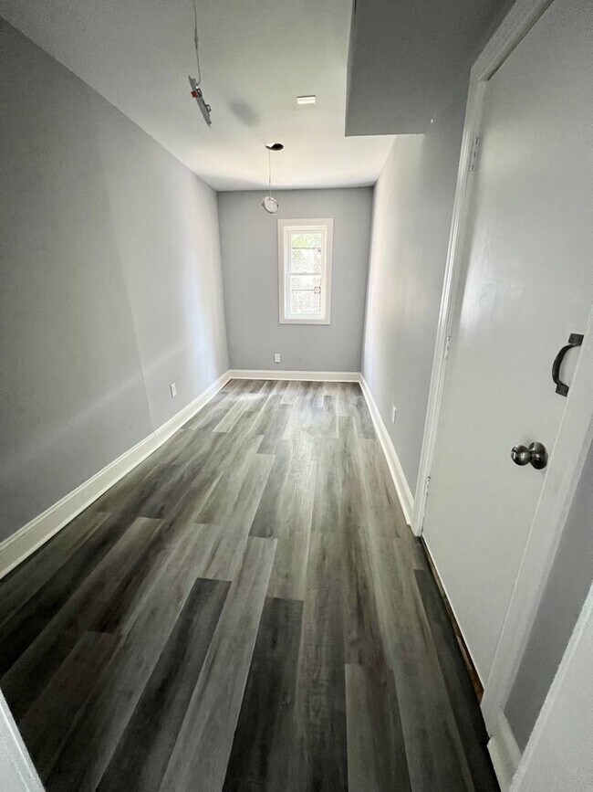 Foto del edificio - Recently rehabbed townhouse available in W...
