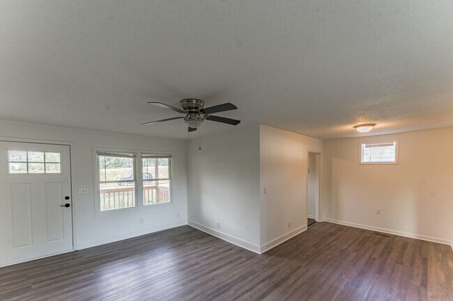 Building Photo - Three Bedroom One Bathroom House For Rent