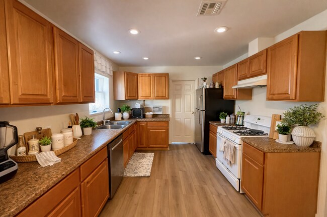 Foto del edificio - 5BD 3 BA with a Great Yard!