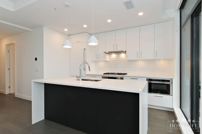 Building Photo - Beautiful 2 Bed + Flex Condo in White Rock!