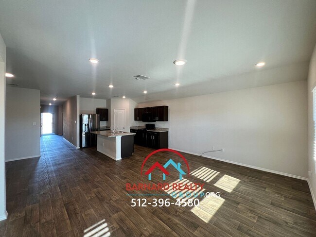 Foto del edificio - Four Bedroom House on Corner Lot