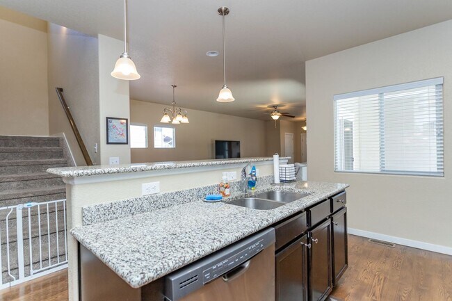 Foto del edificio - Immaculate 3-Story Home | Comfort, Space & Seasonal Perks!