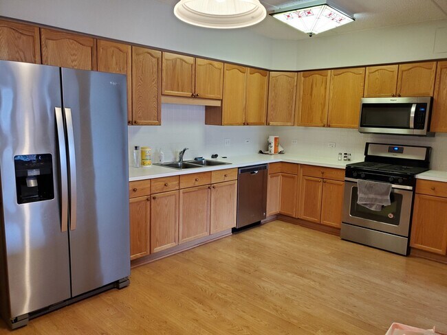 Building Photo - 650 S Des Plaines River Rd