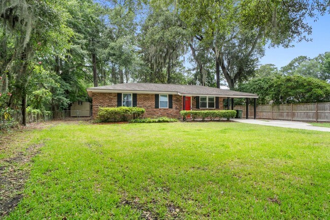 Foto del edificio - Southside Savannah Gem – 4BR Home in Windsor Forest with Sunroom & Patio