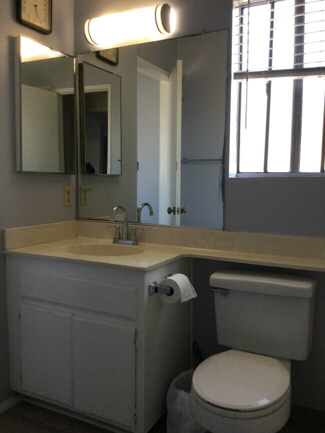 Lavabo del baño - 819 S Golden West Ave