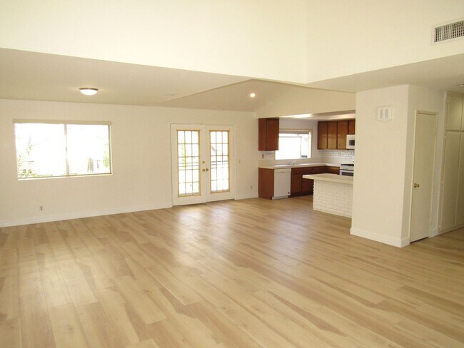 Foto del edificio - 1099 W Ontario Ave