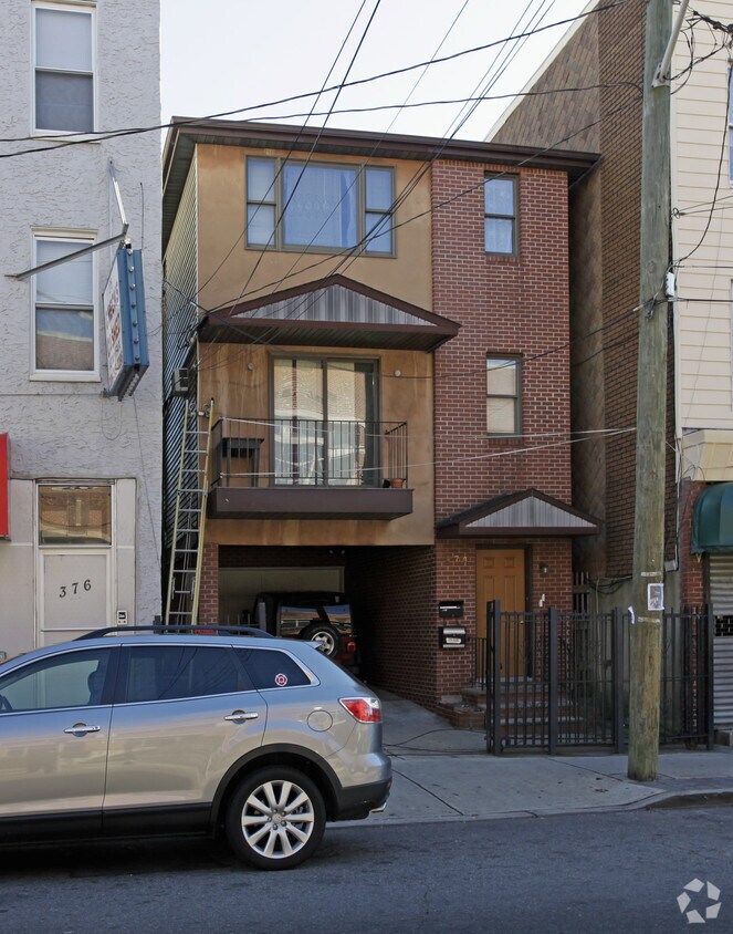 Building Photo - 374 Summit Ave