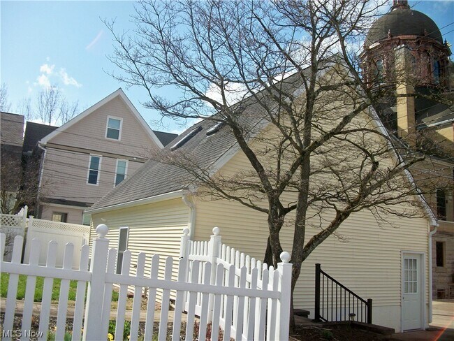 Building Photo - 505 5th St