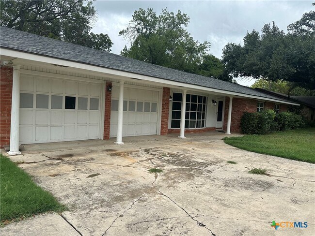 Building Photo - 1302 Canary Ln