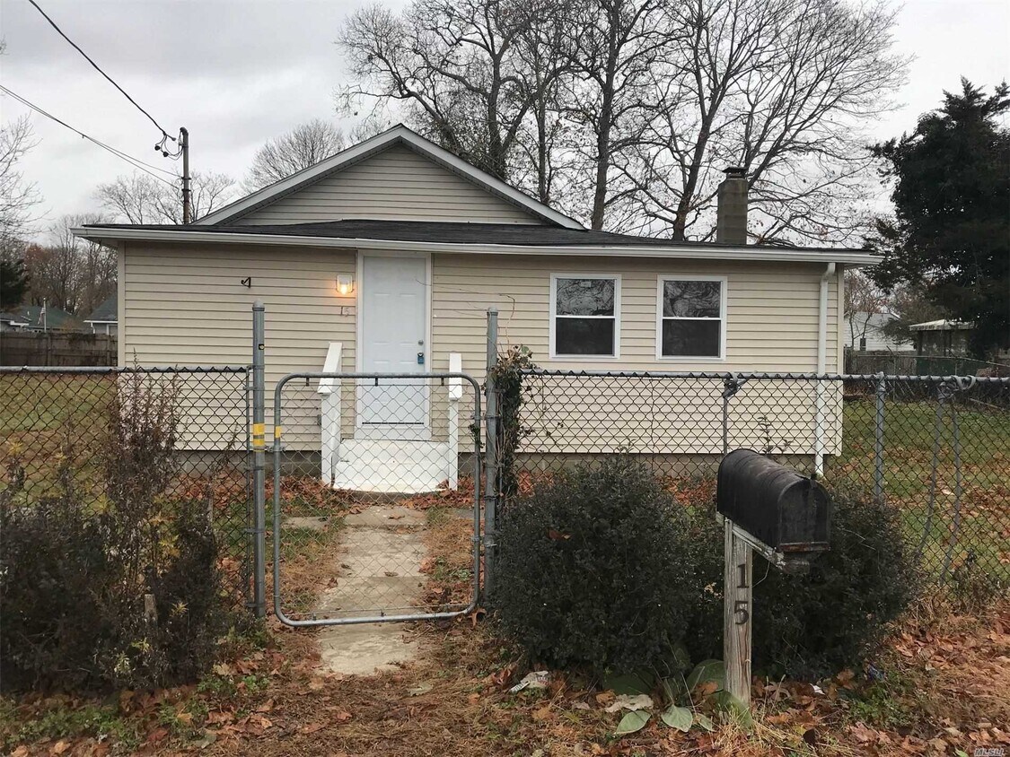 Foto principal - 15 Sayville Rd