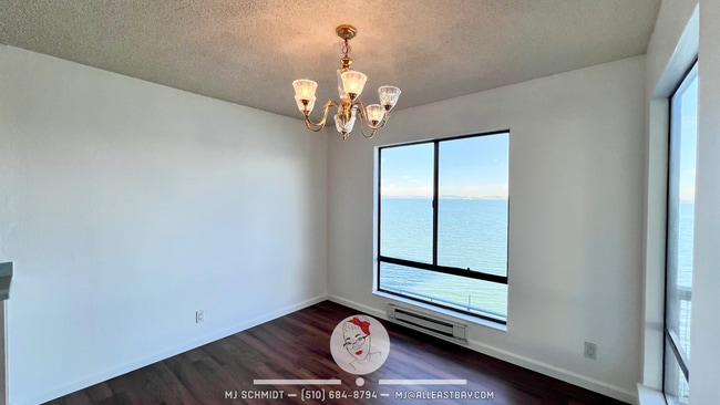 Building Photo - Large corner 2 bedroom surrounded by breathtaking Bay views!
