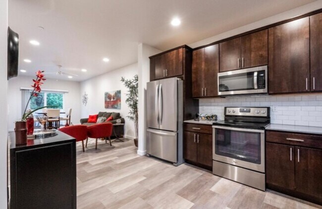 Foto del edificio - 3-Story Urban Walk Up at a modern community featuring 3 Bedrooms 2 Bathrooms