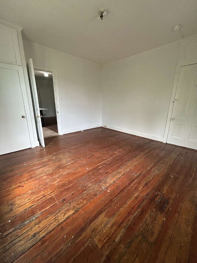 Building Photo - 2 Bedroom 1 Bath Apt with vaulted ceilings and updated appliances on ground level