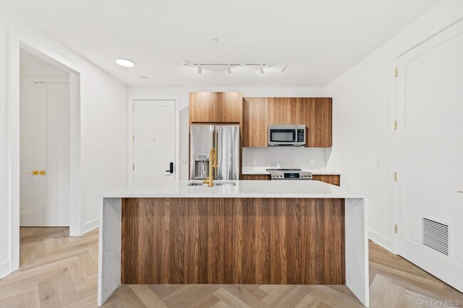 Foto del edificio - 100 E Putnam Ave